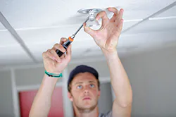 Installateur beim Anschlie&szlig;en einer Smart Home Beleuchtung