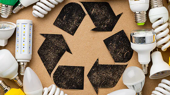 LED-Lampen um Recycling-Symbol